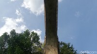 Tepat berada dilekukan jembatan Cincin.