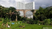 Jembatan Cincin dengan latar apartemen Taman Melati. Jika tidak terhalang maka pemandangan yang akan muncul, yakni Gunung Geulis dan Gunung Manglayang di kedua sisi Timur dan Baratnya.