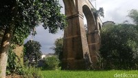 Jembatan Cincin memiliki 11 tiang dan 10 lekukan yang menyerupai lingkaran Cincin. Konon itu yang menjadi alasan kenapa dinamai Jembatan Cincin.