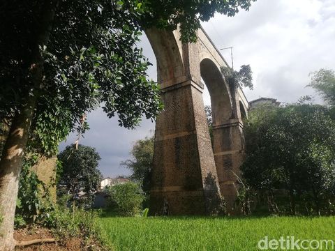 Jembatan Cincin yang berada di  Cisaladah, Desa Cikuda, Jatinangor, Sumedang, masih berdiri kokoh hingga saat ini.