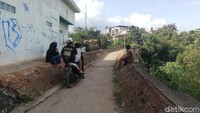 Spot Jembatan Cincin yang menjadi tempat favorit untuk nongkrong bagi muda mudi.  