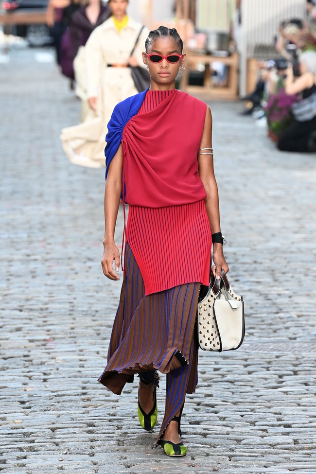 Tory Buch menggelar fashion show koleksi busana terbaru untuk spring/summer 2022 di jalanan New York pada 12 September 2021. Foto: dok. courtesy TORY BURCH.
