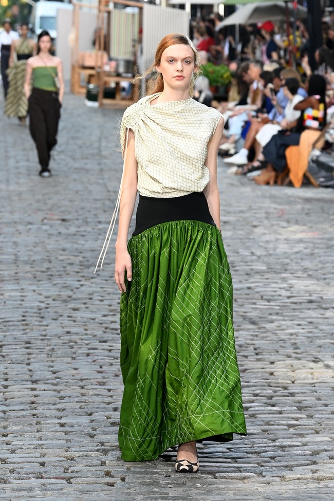 Tory Buch menggelar fashion show koleksi busana terbaru untuk spring/summer 2022 di jalanan New York pada 12 September 2021. Foto: dok. courtesy TORY BURCH.