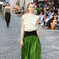 Tory Buch menggelar fashion show koleksi busana terbaru untuk spring/summer 2022 di jalanan New York pada 12 September 2021. Foto: dok. courtesy TORY BURCH.