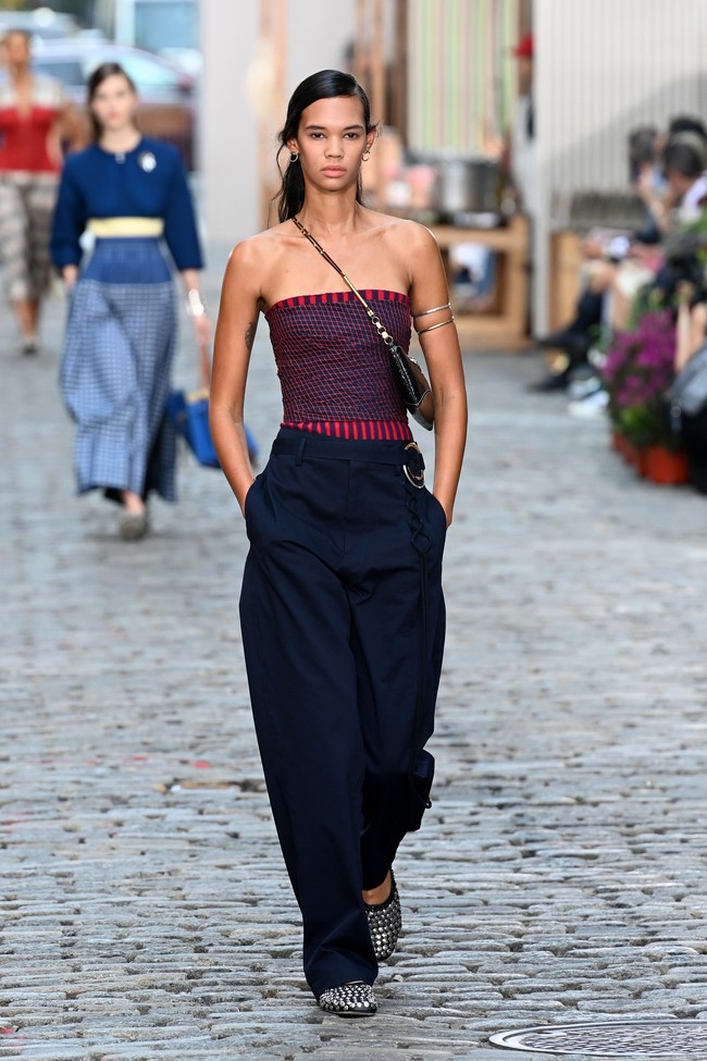 Tory Buch menggelar fashion show koleksi busana terbaru untuk spring/summer 2022 di jalanan New York pada 12 September 2021. Foto: dok. courtesy TORY BURCH.