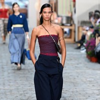 Tory Buch menggelar fashion show koleksi busana terbaru untuk spring/summer 2022 di jalanan New York pada 12 September 2021. Foto: dok. courtesy TORY BURCH.