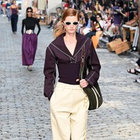 Tory Buch menggelar fashion show koleksi busana terbaru untuk spring/summer 2022 di jalanan New York pada 12 September 2021. Foto: dok. courtesy TORY BURCH.