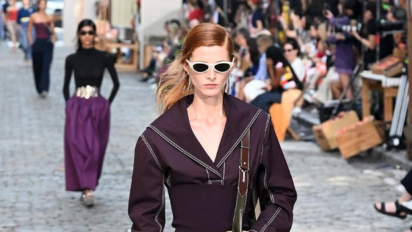10 Koleksi Tory Burch Spring/Summer 2022 yang Dipamerkan di Jalanan NY