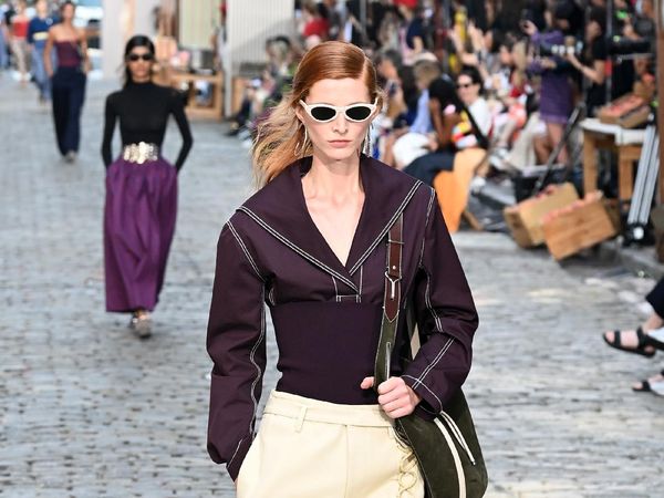 10 Koleksi Tory Burch Spring/Summer 2022 yang Dipamerkan di Jalanan NY