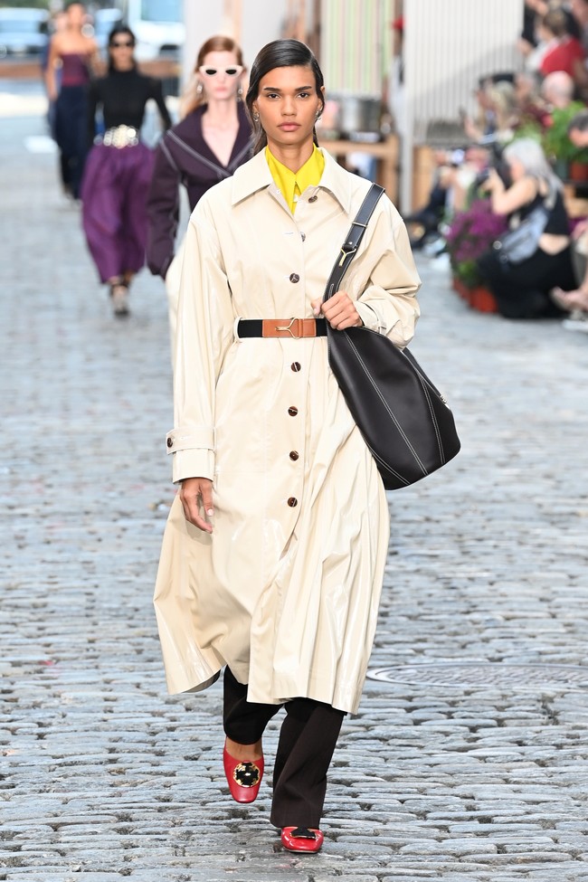 Tory Buch menggelar fashion show koleksi busana terbaru untuk spring/summer 2022 di jalanan New York pada 12 September 2021. Foto: dok. courtesy TORY BURCH.