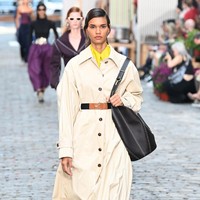 Tory Buch menggelar fashion show koleksi busana terbaru untuk spring/summer 2022 di jalanan New York pada 12 September 2021. Foto: dok. courtesy TORY BURCH.