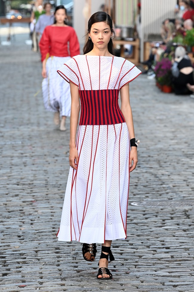 Tory Buch menggelar fashion show koleksi busana terbaru untuk spring/summer 2022 di jalanan New York pada 12 September 2021. Foto: dok. courtesy TORY BURCH.