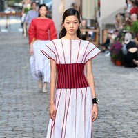 Tory Buch menggelar fashion show koleksi busana terbaru untuk spring/summer 2022 di jalanan New York pada 12 September 2021. Foto: dok. courtesy TORY BURCH.