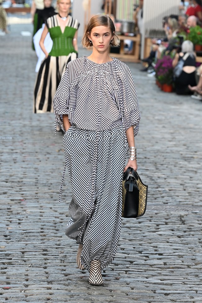 Tory Buch menggelar fashion show koleksi busana terbaru untuk spring/summer 2022 di jalanan New York pada 12 September 2021. Foto: dok. courtesy TORY BURCH.