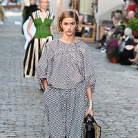 Tory Buch menggelar fashion show koleksi busana terbaru untuk spring/summer 2022 di jalanan New York pada 12 September 2021. Foto: dok. courtesy TORY BURCH.