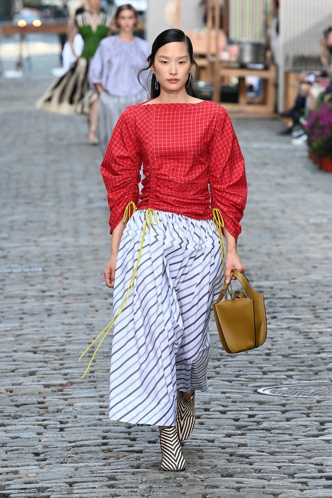 Tory Buch menggelar fashion show koleksi busana terbaru untuk spring/summer 2022 di jalanan New York pada 12 September 2021. Foto: dok. courtesy TORY BURCH.