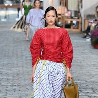 Tory Buch menggelar fashion show koleksi busana terbaru untuk spring/summer 2022 di jalanan New York pada 12 September 2021. Foto: dok. courtesy TORY BURCH.
