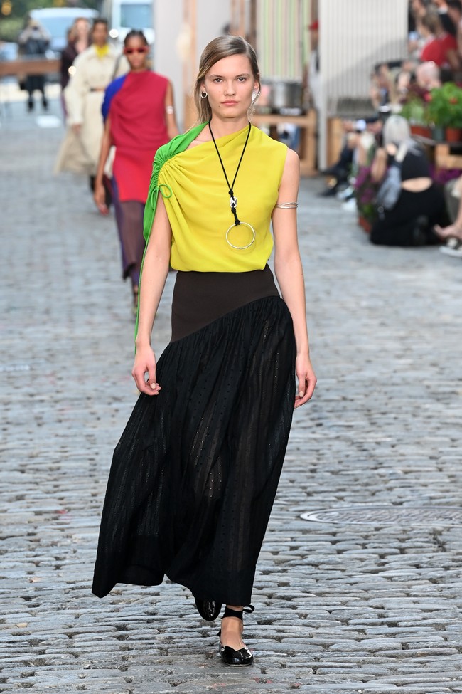 Tory Buch menggelar fashion show koleksi busana terbaru untuk spring/summer 2022 di jalanan New York pada 12 September 2021. Foto: dok. courtesy TORY BURCH.