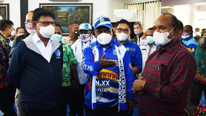 Menkominfo Johnny G. Plate meninjau kesiapan jaringan telekomunikasi di PON XX 2021 Papua.