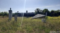 Terlihat hanya ada beberapa tiang fondasi di lokasi. Rumput di sekitar juga sudah mulai tumbuh tinggi. Selain itu, pintu atau gerbang masuk ada yang roboh. (Foto: Prima Syahbana/detikcom)