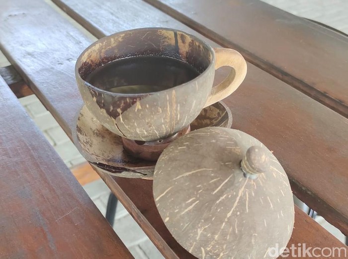 Jika Anda doyan atau terbiasa minum kopi, tidak ada salahnya mencicipi racikan kopi di Lamongan ini. Namanya kopi degan.