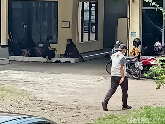 KPK melakukan penggeledahan di kantor Dinas PUPR Pemkab Probolinggo. Selama penggeledahan, pintu masuk kantor tersebut disegel.