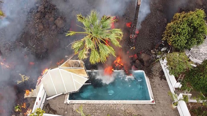 Lava Gunung Cumbre Vieja menghancurkan kolam renang
