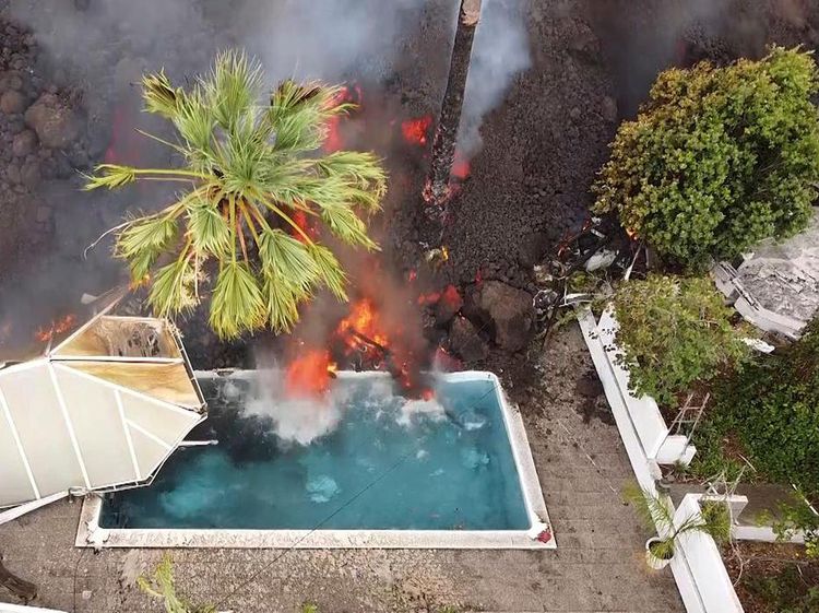 Ngeri Banget, Bak di Film, Lelehan Lava Hancurkan Kolam Renang Warga