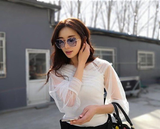 Sebelumnya Lin Chi Ling memang sempat viral karena wajahnya yang awet muda. Beberapa tahun lalu, ia mengejutkan netizen setelah mengungkap bahwa usianya sudah berkepala empat. Ketika itu banyak orang mengiranya masih 20an. Foto: Instagram @chiling.lin