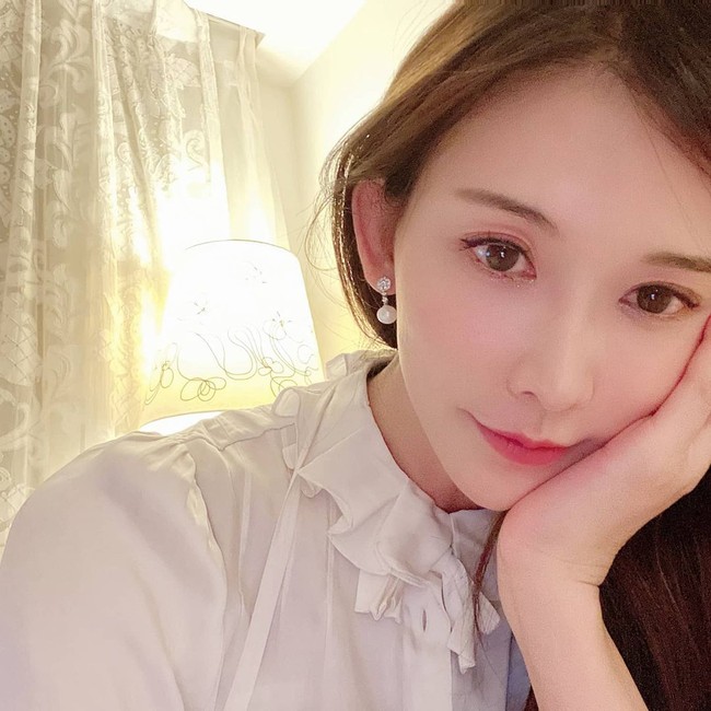 Popularitas Li Chi Ling yang pernah jadi brand ambassador maskapai China Airlines dan merek jam mewah Logines ini sempat memunculkan fenomena Lin Chi Ling. Foto: Instagram @chiling.lin