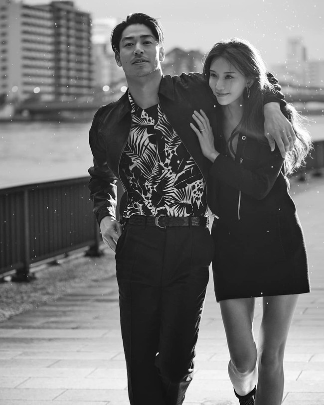 Memperingati anniversary, Lin Chi Ling dan Akira mengunggah foto-foto pemotretan khusus. Kisah cinta mereka pun disandingkan dengan mantan Lin Chi Ling yang hingga kini belum menikah. Foto: Instagram @chiling.lin