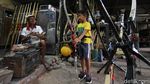 Peraih Medali Emas PON Ini Jago Banget Bikin Busur dan Anak Panah