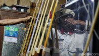 Selain anak panah, Lourensius juga membuat busur di bengkelnya tersebut.