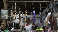 Sementara untuk anak panah terbuat dari bambu.