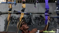 Lourensius menjadi perajin busur dan anak sejak awal tahun 77-an.