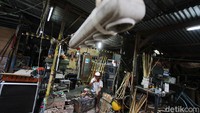 Hingga kini, mantan atlet panahan itu terus berkarya dalam membuat kerajinan tersebut.