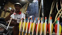 Lourensius menyelesaikan pembuatan anak panah di bengkelnya belakang gedung Wayang Orang Sriwedari, Solo, Jawa Tengah, Rabu (22/9).