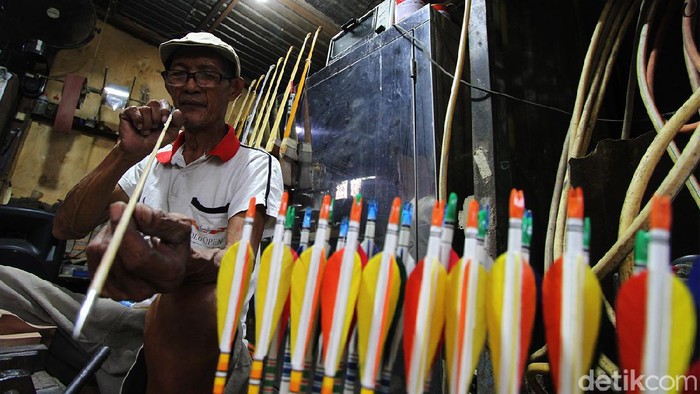 Mantan Peraih Medali Emas PON Panahan Piawai Membuat Busur dan Anak Panah Perajin alat olahraga panahan jenis tradisi membuat busur dan anak panah di bengkelnya belakang gedung Wayang Orang Sriwedari, Solo, Jawa Tengah, Rabu (22/9). Lourensius Eddy Sutopo adalah mantan Atlit Panahan tersebut pernah meraih medali emas, perak dan juga perunggu di PON.