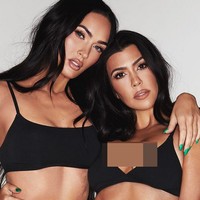 Tubuh mereka hanya dibungkus bra dan underwear hitam. Kembaran, rambut panjang mereka juga dibiarkan tergerai bebas. (Foto: Instagram/@kimkardashianwest)