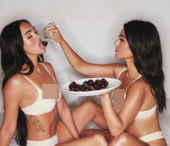 Foto lain memperlihatkan keduanya difoto dalam balutan bikini putih. Kourtney berpose sambil menyuapi Megan Fox. (Foto: Instagram/@kimkardashianwest)