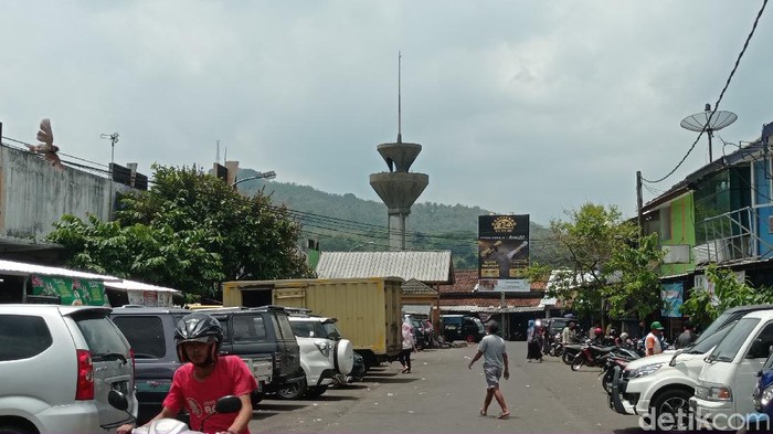 Melihat tugu pompa air tempat minum kereta uap di Banjar