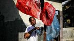 Salut, Seniman Ini Ubah Sampah Plastik Jadi Lukisan