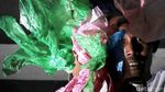 Salut, Seniman Ini Ubah Sampah Plastik Jadi Lukisan