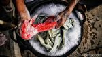 Salut, Seniman Ini Ubah Sampah Plastik Jadi Lukisan