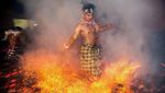 Mengusir Petaka Lewat Ritual Perang Api di Gianyar Bali