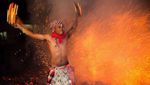 Mengusir Petaka Lewat Ritual Perang Api di Gianyar Bali