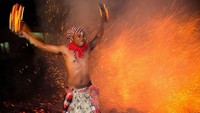 Semakin malam keseruan kian terasa. Tak ada cahaya apa pun yang menerangi jalannya prosesi Mesabatan Api malam itu. Satunya-satunya sumber cahaya berasal dari nyala api di batok kelapa yang terbakar itu sendiri.   
