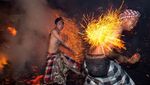 Mengusir Petaka Lewat Ritual Perang Api di Gianyar Bali