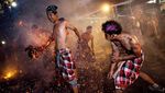Mengusir Petaka Lewat Ritual Perang Api di Gianyar Bali
