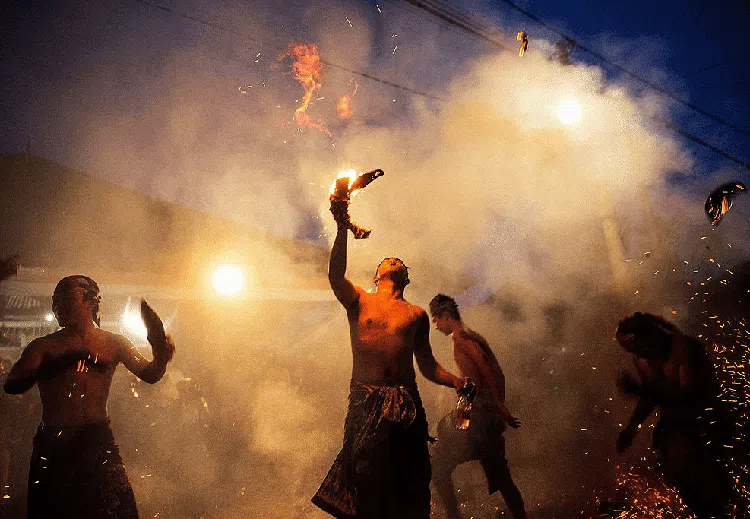 Mengusir Petaka Lewat Ritual Perang Api di Gianyar Bali